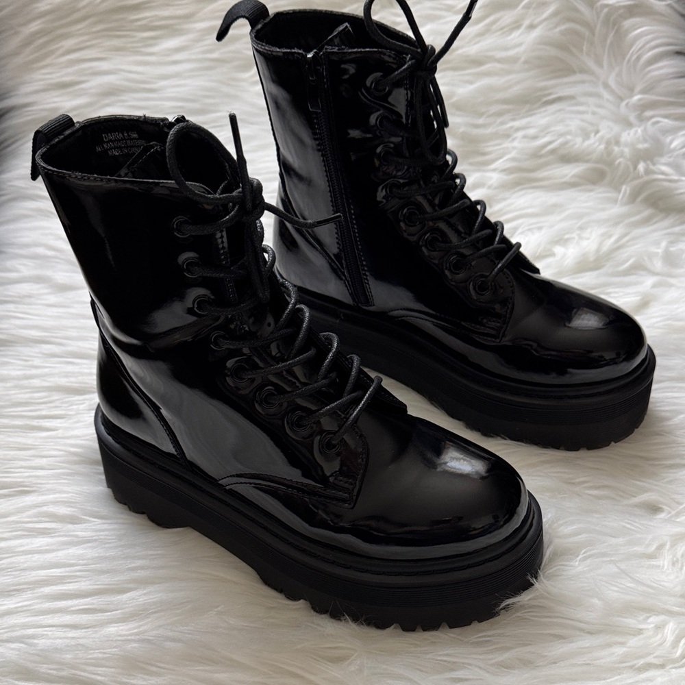 *Sold*Women’s Black Patent Lace-Up Platform Boots